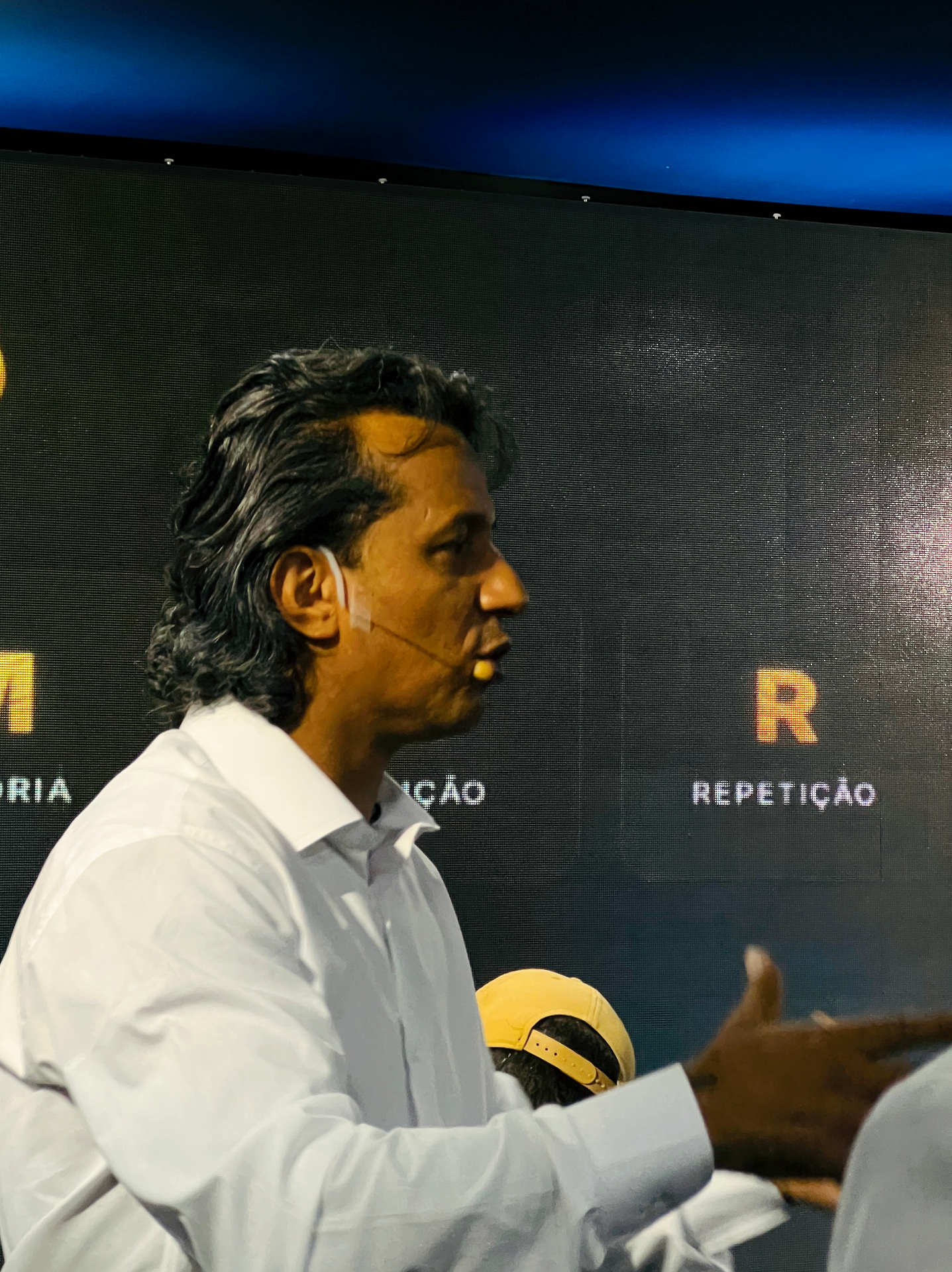 Du Magic ensinando no palco
